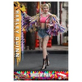 Sideshow Birds of Prey Hot Toys - Harley Quinn Caution Tape Jacket Ve. - preventa-JuguetesSol-Lo nuevo